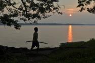 Un niño indígena colombiano camina a orillas del río Amazonas.