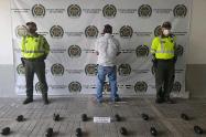 El conductor se movilizaba con la droga en la carrocería del automotor. La coca está avaluada en 30 millones de pesos.