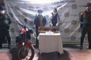 En el mismo procedimiento les incautaron una motocicletas y dos teléfonos celulares
