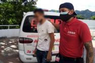 Personal de ambulancias 911 nuevamente lograron persuadir y ‘agarrar’ al hombre que señaló que nada le estaba saliendo bien.