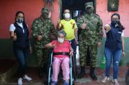 Abuelitos recibieron sillas de ruedas en Chaparral