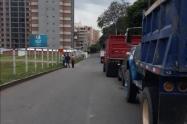 Aproximadamente 80 volquetas, continúan llevando a cabo un platón pacífico