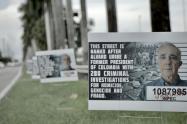 Calle de Miami con el nombre Uribe fue llenada de mensajes en su contra.