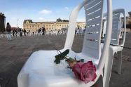“Las sillas de los ausentes”, homenaje a trabajadores de la salud muertos por covid en Colombia.