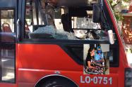 Dañaron el vidrio de una buseta porque el conductor no las dejó subirse a cantar