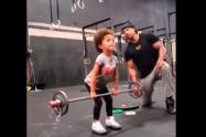 Niña levanta pesas