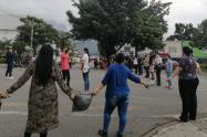 Padres de familia del Colegio Comfatolima bloquearon las vías por Quinta en Ibagué