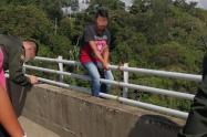 Evitaron que un hombre se lanzara del Puente de la Variante en Ibagué