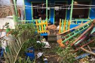 Habitantes de Providencia levantan los escombros de sus viviendas tras la devastación que dejó Iota