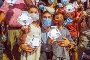 Alcalde Hurtado con niños en Navidad 