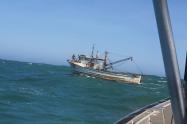 Autoridades rescatan barco pesquero averiado en altamar