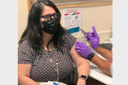 Doctora Linda Aponte Patel, médico pediátra colombiana, primera vacuna contra la covid en Nueva York
