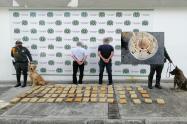 ¡Sin tregua al microtráfico! Capturaron dos sujetos que se movilizaban con casi 38 kilos de marihuana en el sector del Papayo
