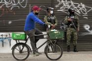 Coronavirus en Colombia - Soldados inspeccionan cumplimiento de restricciones en Bogotá, por casos covid.