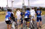 Conductor saca machete para en enfrentar a ciclistas