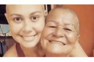 Madre se rapó para apoyar a su hija con cáncer.