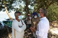 Ministro de Ambiente, Carlos Correa con la comunidad de la Ciénaga de Mallorquín.
