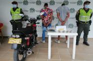 En Honda capturaron a pareja en moto con drogas
