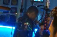 Retiraron del servicio al policía que fue grabado bailando en un bar de Medellín