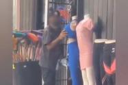 Morboso manoseo a un maniquí 