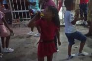 Escándalo en Cartagena por video de menores ingiriendo licor y bailando en vía pública