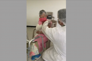 Ana de Dios, primera mujer mayor de 80 años en ser vacunada en Bucaramanga