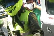Videos evidencian enfrentamiento entre paramédicos y policías. 