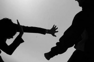 Ataque con arma blanca a una mujer para violarla