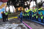 Carlos Andres Portela, secretario de Gobierno en reunión con los policías de Ibagué