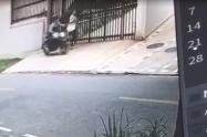 Mujer le raparon el bolso y la hicieron caer 