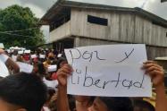 Con estos mensajes, los indígenas de Alto Baudó piden el cese de la violencia en sus territorios. 