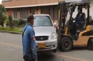 Carro retirado con montacarga en Bogotá