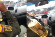 Policías tomando licor mientras conducen en Bogotá