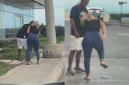 Mujer celosa le rompe el celular a su pareja