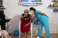 Mujer de más de cien años es la primera adulta mayor vacunada