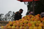 Multan a vendedor de duraznos y pelanga en Zipaquirá 