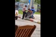 Niños comiendo en calles de Puerto Gaitán 