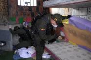 Armas cortopunzantes, teléfonos celulares y equipos de comunicación fueron hallados en el operativo.