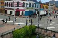 Pelea a machete, cuchillo y piedra en el centro de Bogotá