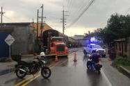 Tractocamión tumbó dos postes y hay cierre total de la vía en la glorieta de Mirolindo