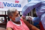 Piden avanzar con la vacunación de adultos mayores de 80 años.