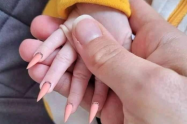 Uñas postizas en una bebé 