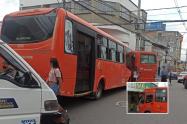 ¡Qué susto! Buseta chocó con otra y fue a parar contra almacén deportivo en Ibagué
