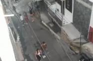 [Video] Niñas de Medellín se citan por internet para agredirse, la policía las sorprendió en el toque de queda
