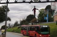 Cuelgan muñecos en puente peatonal de la Avenida Suba, en Bogotá.