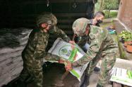 Ejército acompaña la entrega de Bienestarina del ICBF que beneficiará a menores en el Tolima