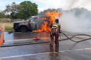 Se incendió camioneta de la Unidad Nacional de Protección en vías del Tolima
