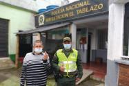 ¡Qué bonita labor! Policía y Sacerdote del corregimiento de El Tablazo, vistieron y alimentaron a un abuelo de escasos recursos