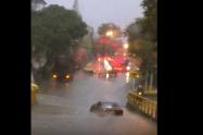 Vehículo bajo lluvias Ibagué 2021 mayo  