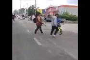 Madre saca a su hijo de protesta